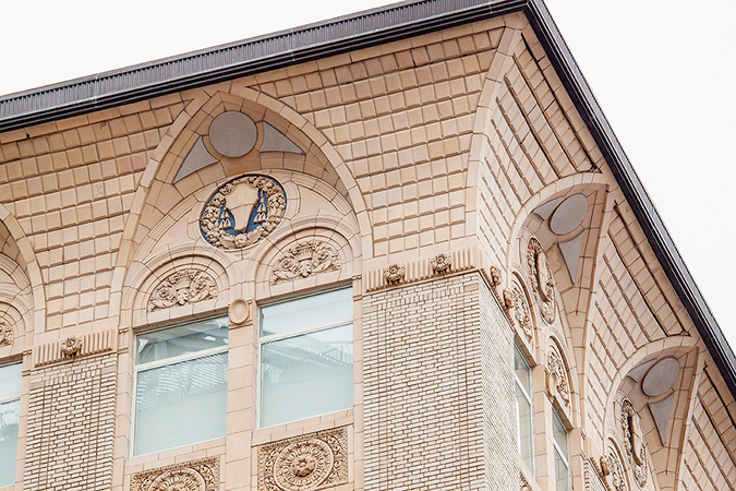 245 7th Avenue's curved cornice